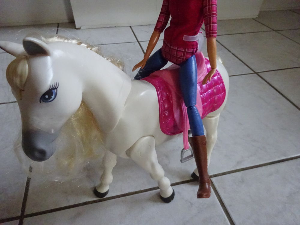 Cheval interactif barbie sale