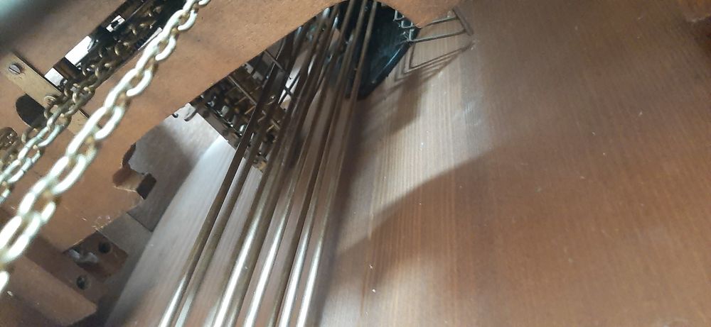 Pendule &agrave; balancier et poids en cuivre 