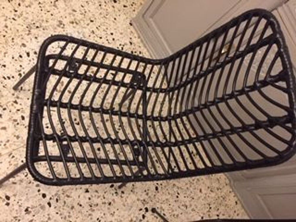 4 chaises noires &agrave; 2 design diff&eacute;rents Meubles