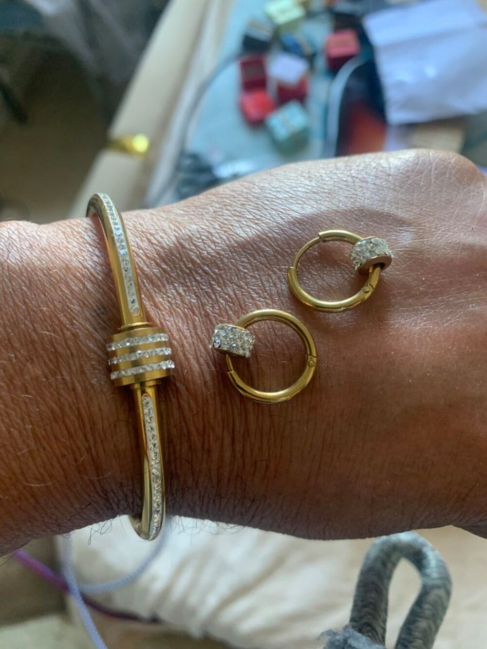 Lot de Bijoux Fantaisie Dor&eacute;s
- style Chic &amp; Tendance
Neuf Bijoux et montres