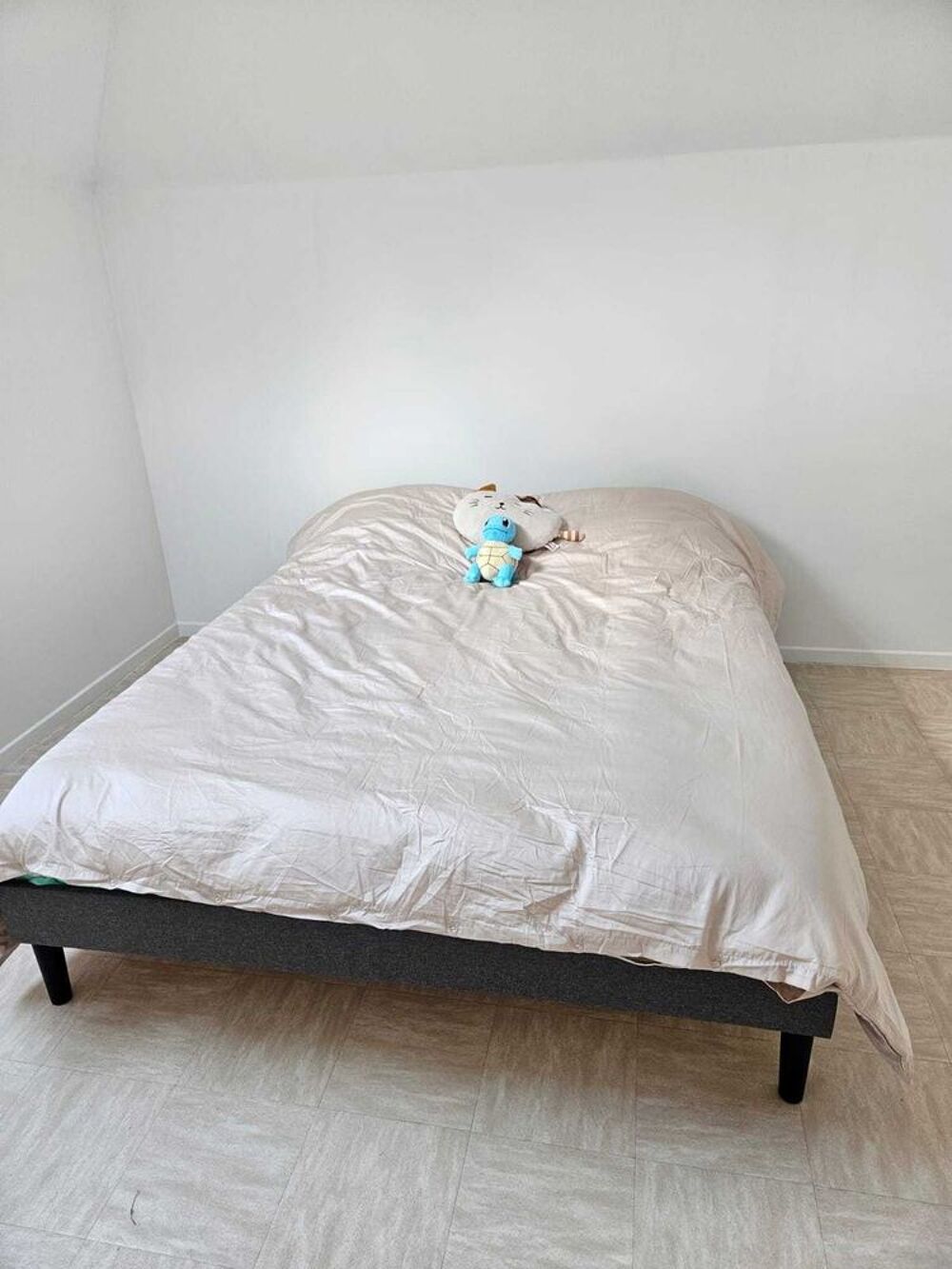 Lit 160x200 cm marque Emma ; matelas Emma Original Hybrid V2 160 x 200 + drap house + prot&egrave;ge matelas + oreillers + taies d'oreillers + couette Meubles