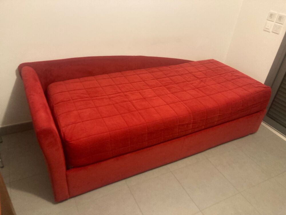 Canap&eacute;-lit rouge confortable avec coussins Meubles