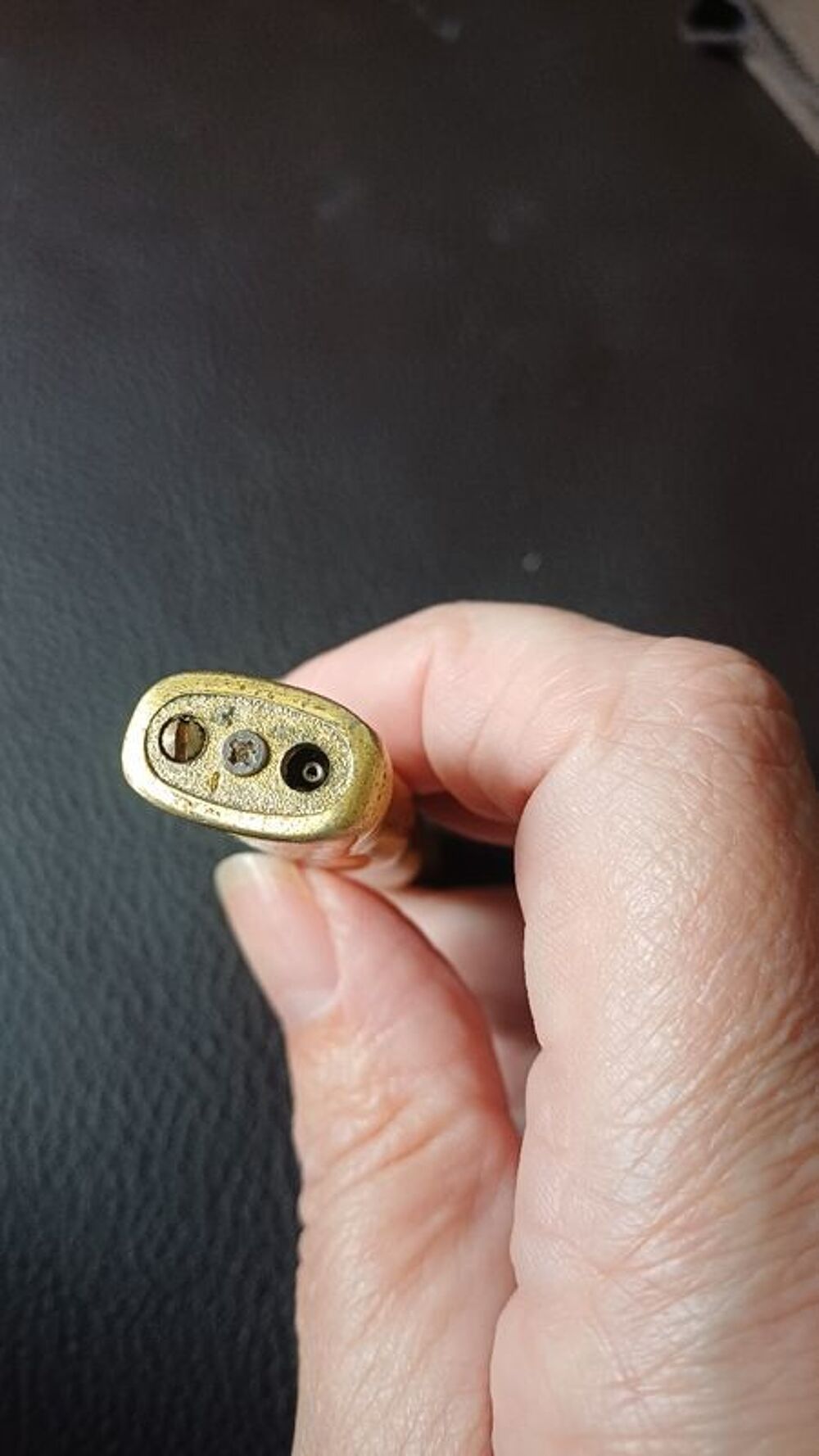 Briquet dor&eacute; rechargeable 8 cm sur 2 cm tr&egrave;s bon &eacute;tat 5e 
