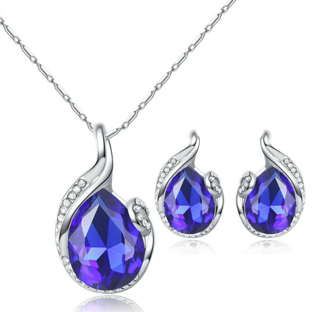 41 Parures collier et pendentif boucles d'oreilles Bijoux et montres