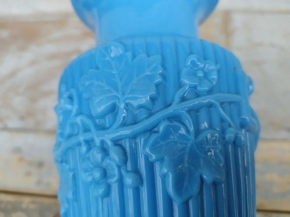 Ancien Vase Opaline Bleue Saint Louis D&eacute;cor Vigne 
Décoration