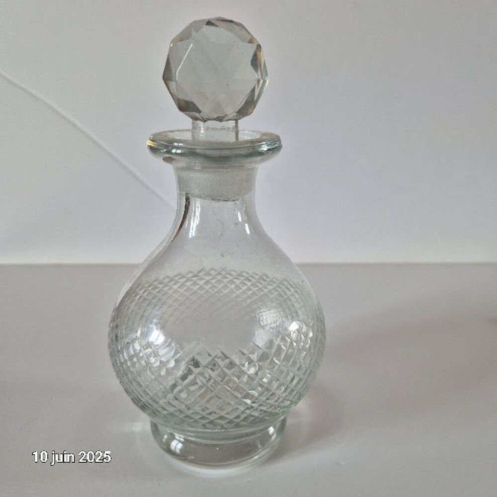 Magnifique petit flacon en verre avec bouchon pour parfum, a Cuisine