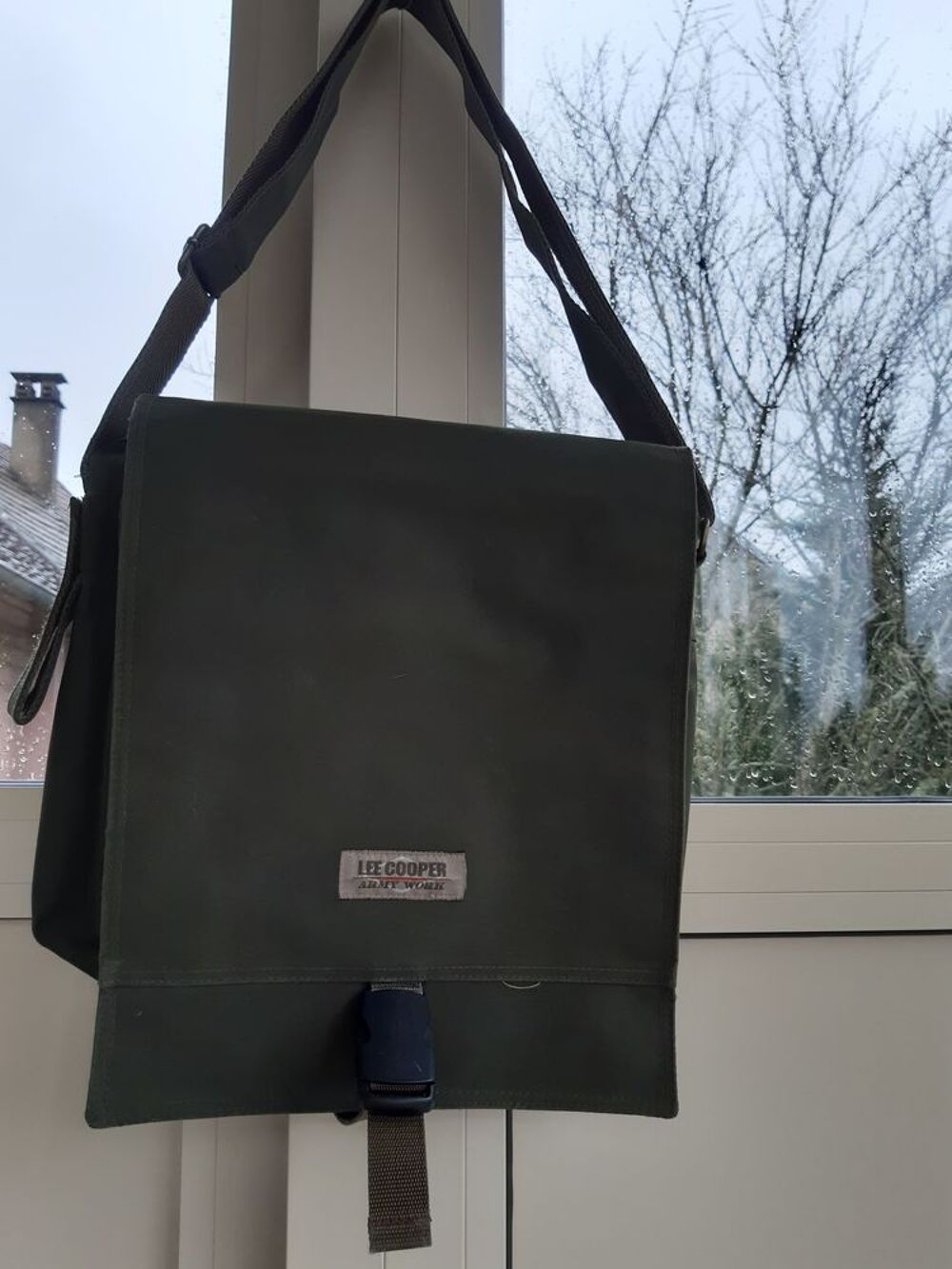 Sac Bandouli&egrave;re LEE COOPER Kaki. Maroquinerie