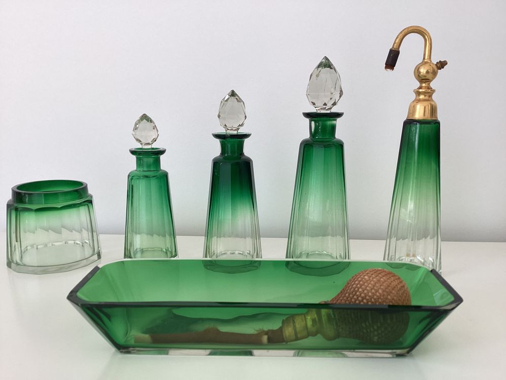 Flacons toilette ou parfum anciens en cristal taill&eacute; 