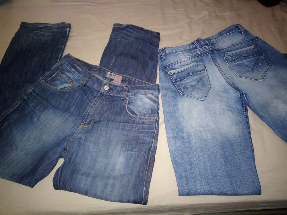lot de 11 v&ecirc;tements, dont 1 jeans Kaporal, 1 jeans denim Vêtements