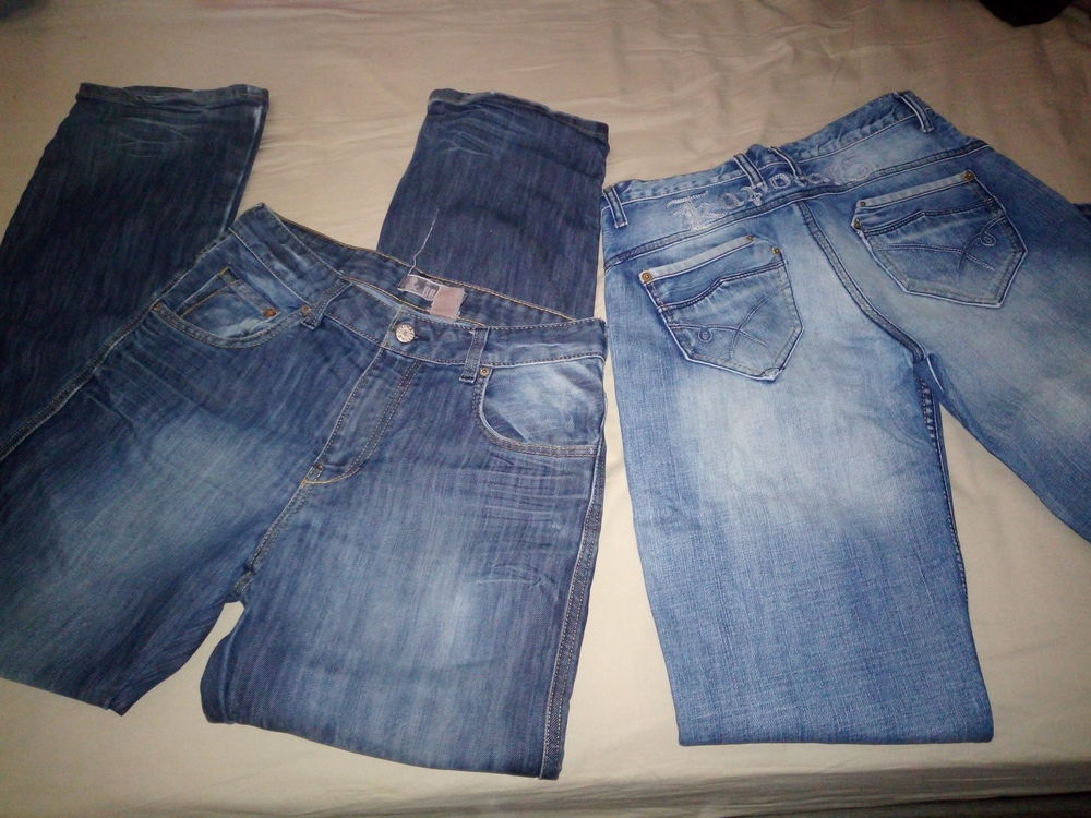 lot de 11 v&ecirc;tements, dont 1 jeans Kaporal, 1 jeans denim Vtements