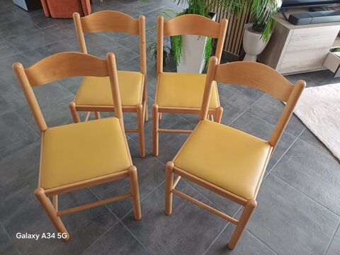 4 chaises en bois, habillage en sky jaune
Nohic (82)