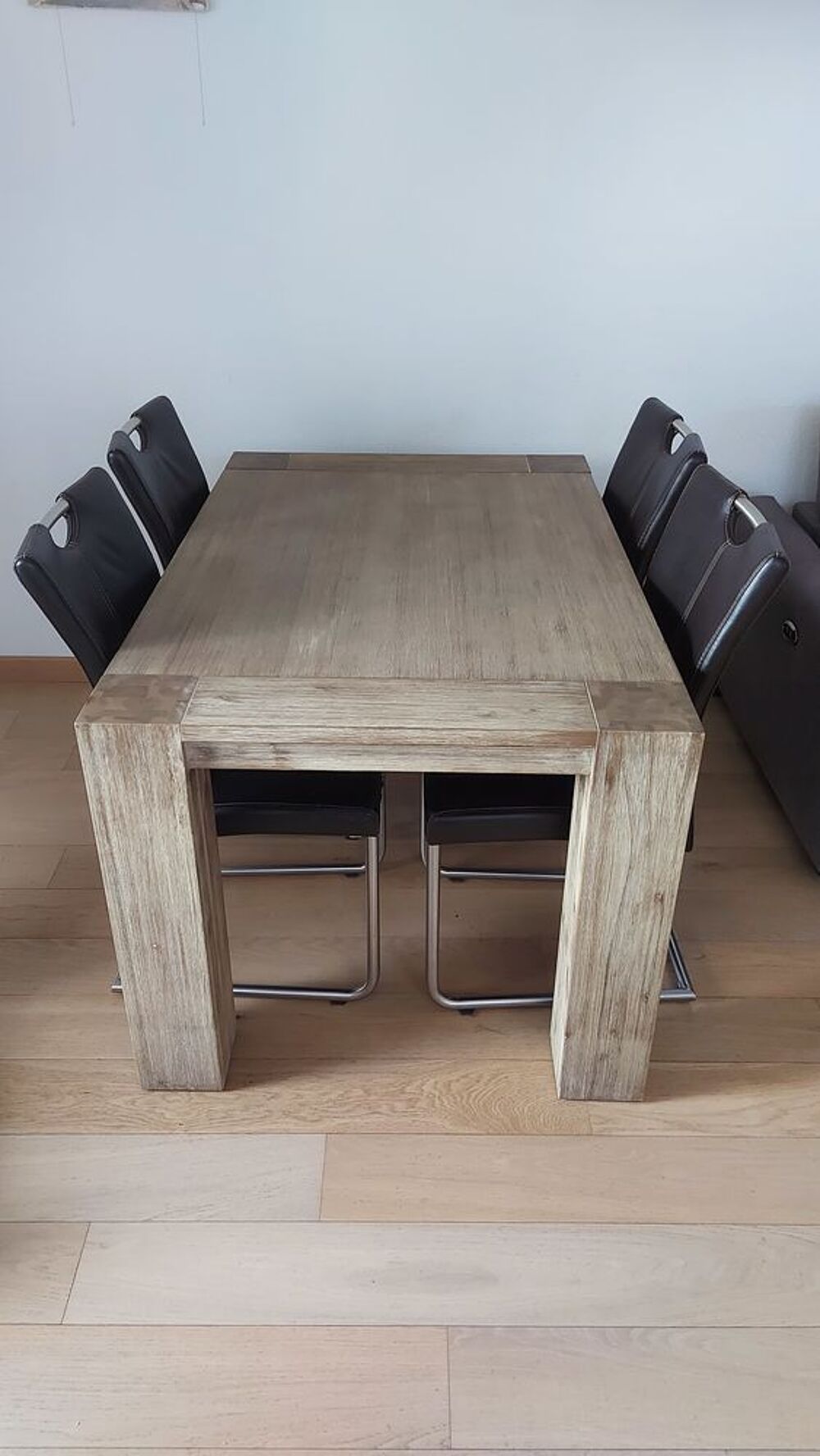 Superbe Table bois avec ses 4 chaises en parfait &eacute;tat Meubles