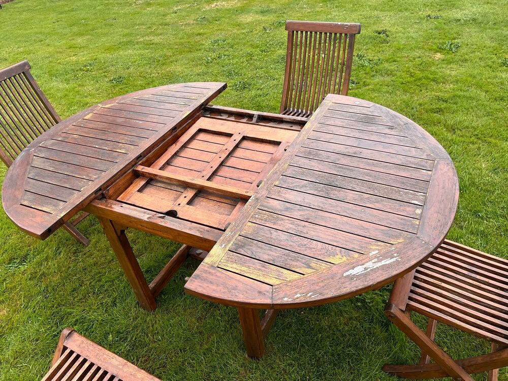 Table en TECK avec 4 chaises. Bois en parfait &eacute;tat Jardin