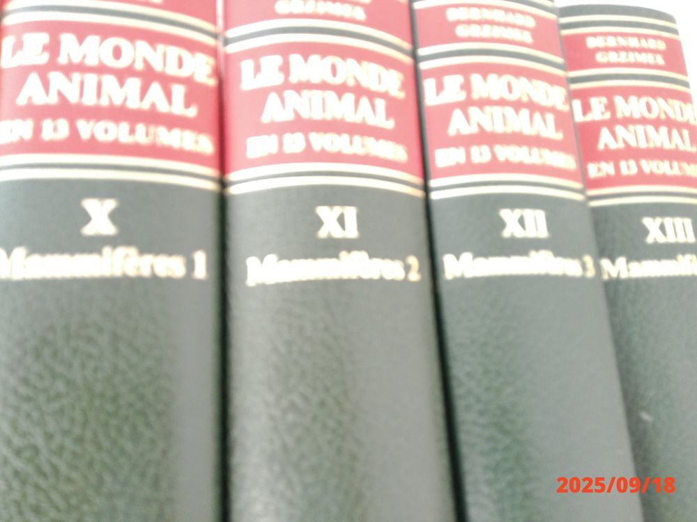 un lot de 13 volumes de la Collection LE MONDE ANIMAL Livres et BD