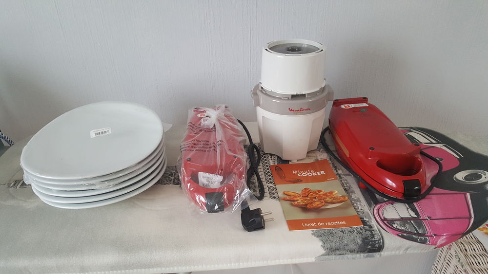 MINUTE COOKER, HACHOIR, ASSIETTES 
Cuisine