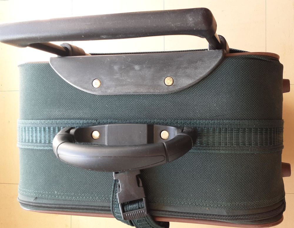 Valise &agrave; 2 roulettes, comme neuve. Maroquinerie