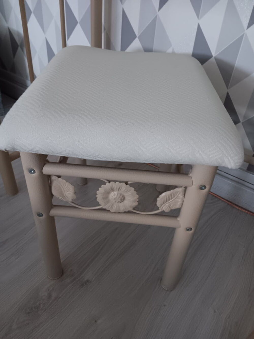 Coiffeuse et son tabouret imitation fer forg&eacute; beige Meubles