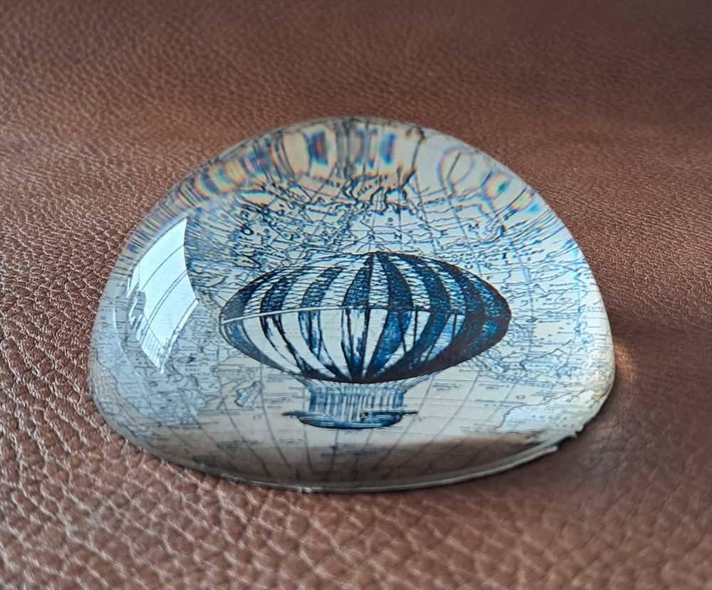 Presse papier en verre motif montgolfi&egrave;re avec map monde Décoration