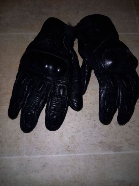 Gants cuir moto mi-saison BLH
0 Tullins (38)