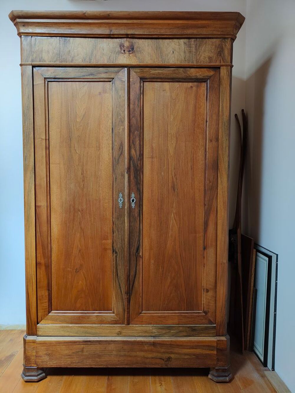 Armoire ancienne en noyer d&eacute;montable. Meubles