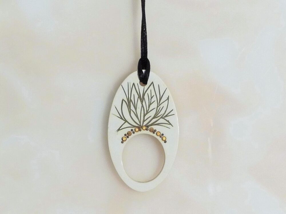Collier/ Sautoir avec son Anneau Oval en Plastique Blanc Bijoux et montres