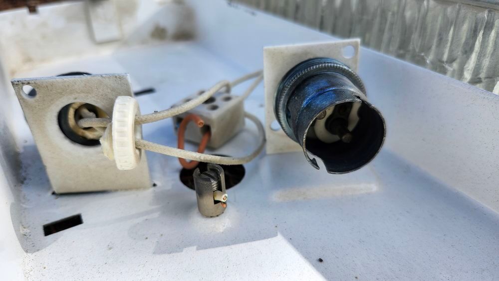 Lot de 4 luminaires hublot mural ann&eacute;e 70/80 vintage
Meubles