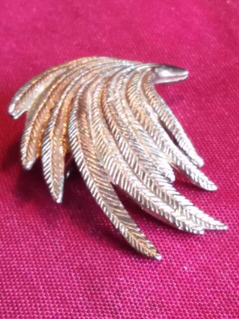 Ancienne broche en m�tal dor� 10 Avermes (03)