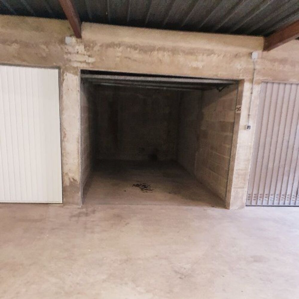 Location Parking/Garage GARAGE-BOX / GARDE-MEUBLE SÉCURISÉ Idéalement situé Troyes