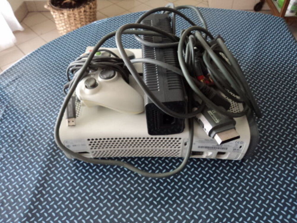 XBOX 360,tr&egrave;s bon &eacute;tat,avec ses &eacute;quipements Consoles et jeux vidéos