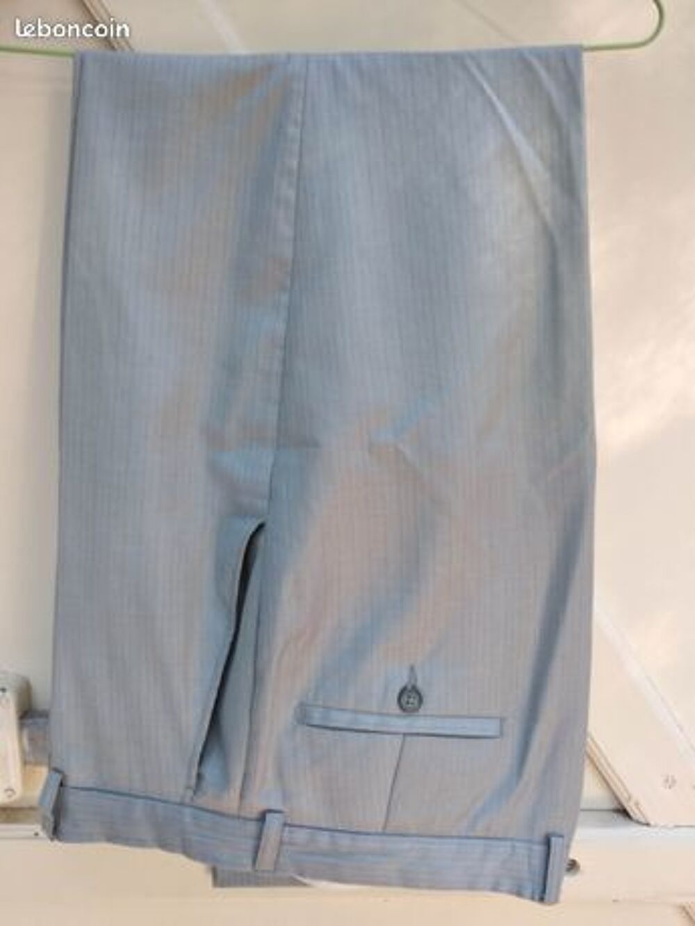 Diff&eacute;rents costumes vestes pantalons cravates assortis Vêtements