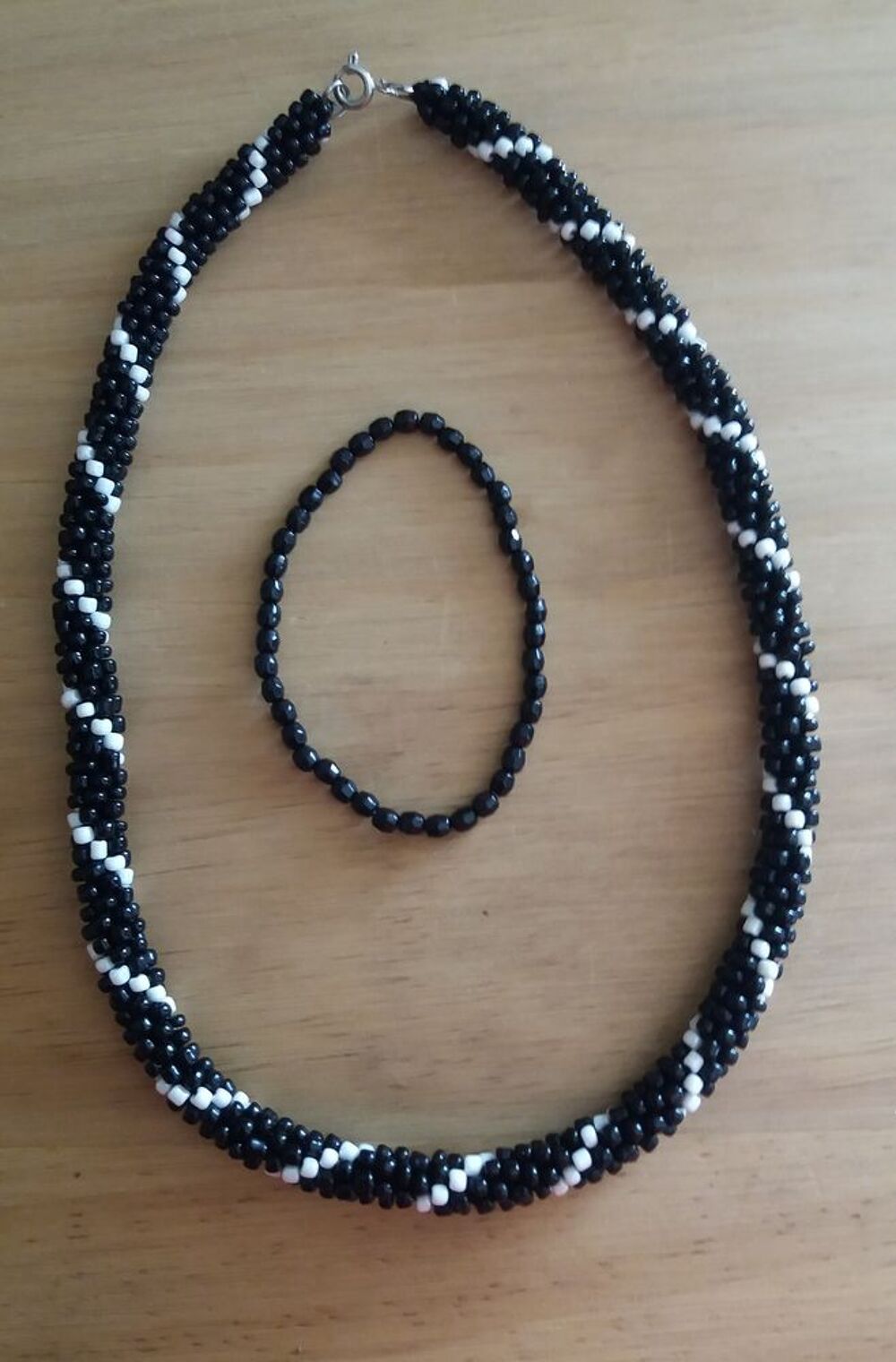 Collier en ras de cou petites perles noire et blanche Bijoux et montres