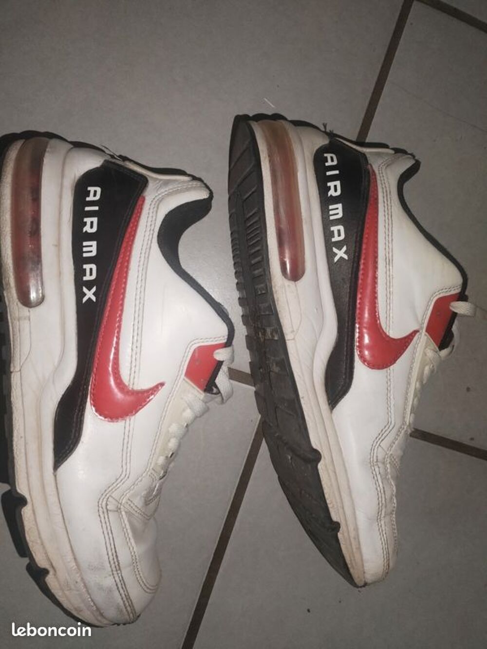 Nike Airmax full cuir blanc taille 42
Chaussures