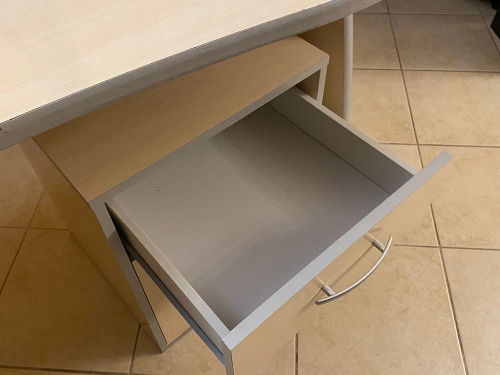Bureau m&eacute;lamin&eacute; avec caisson et &eacute;tag&egrave;re assortis Meubles