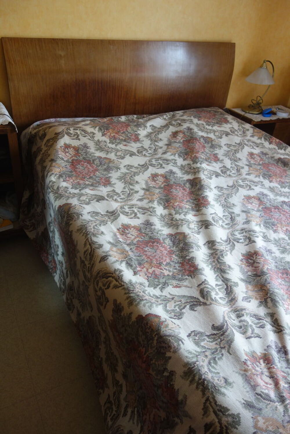 BOIS DE LIT 2 PLACES +TABLE DE NUIT+ 2 FAUTEUILS Meubles