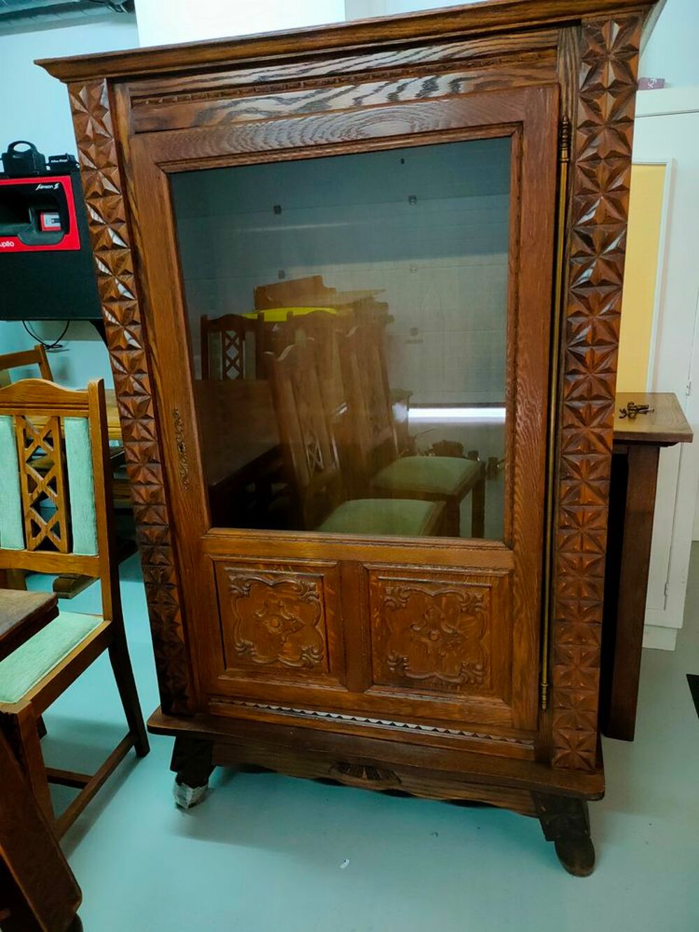 MEUBLES
Salle &agrave; manger
Table de cuisine
Armoire merisier. Meubles