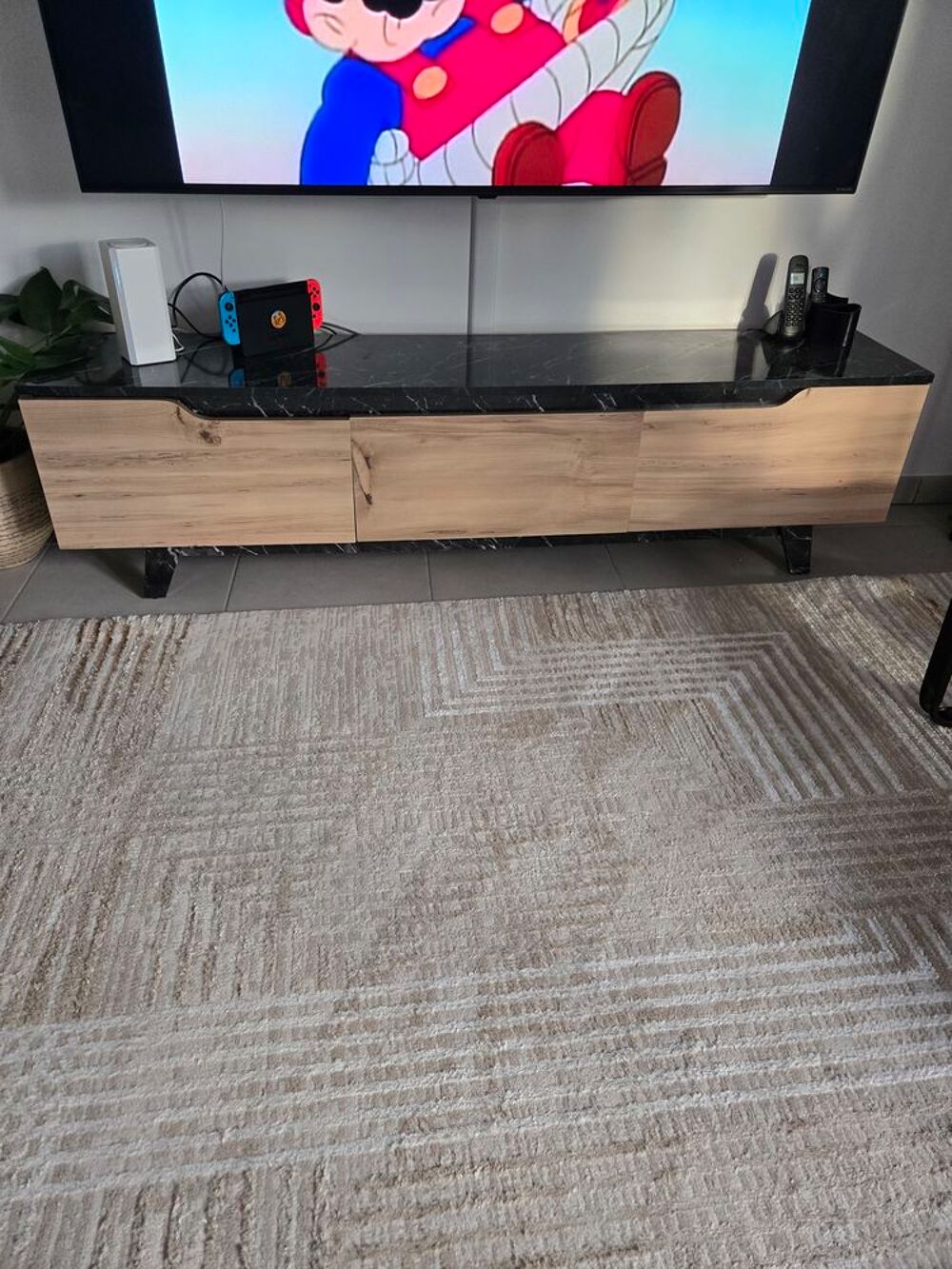 Meuble TV bois clair et marbre noir Meubles