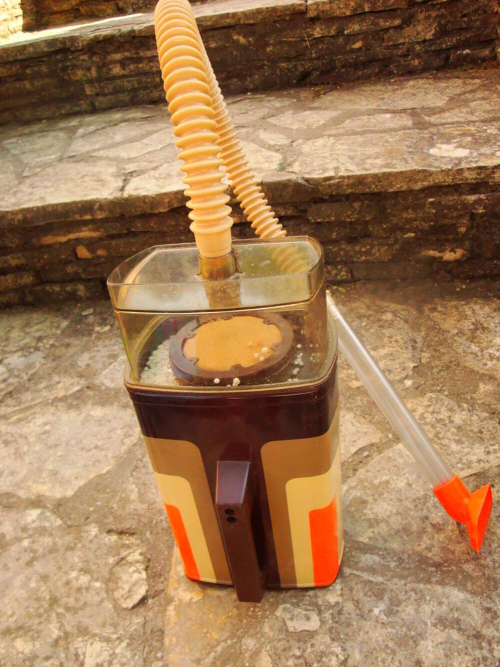 Aspirateur jouet marque JOUSTRA ann&eacute;e 1970 Jeux / jouets