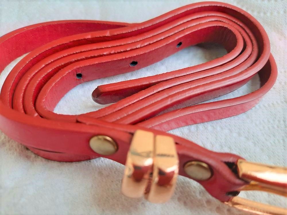 Ceinture fine rouge Playtex long 110 cm boucle dor&eacute;e Maroquinerie
