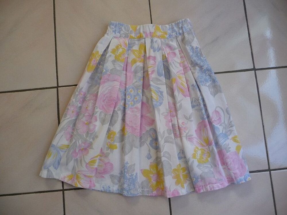 Jolie jupe fleurie taille 36 Vêtements