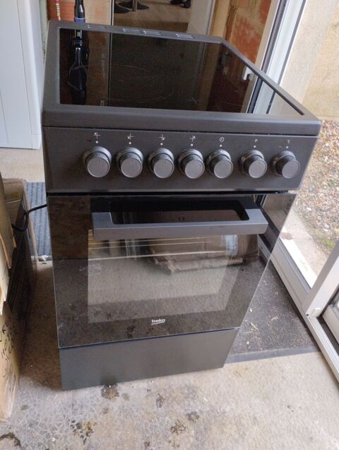 cuisinière vitrocéramique Béko 250 La Force (24)