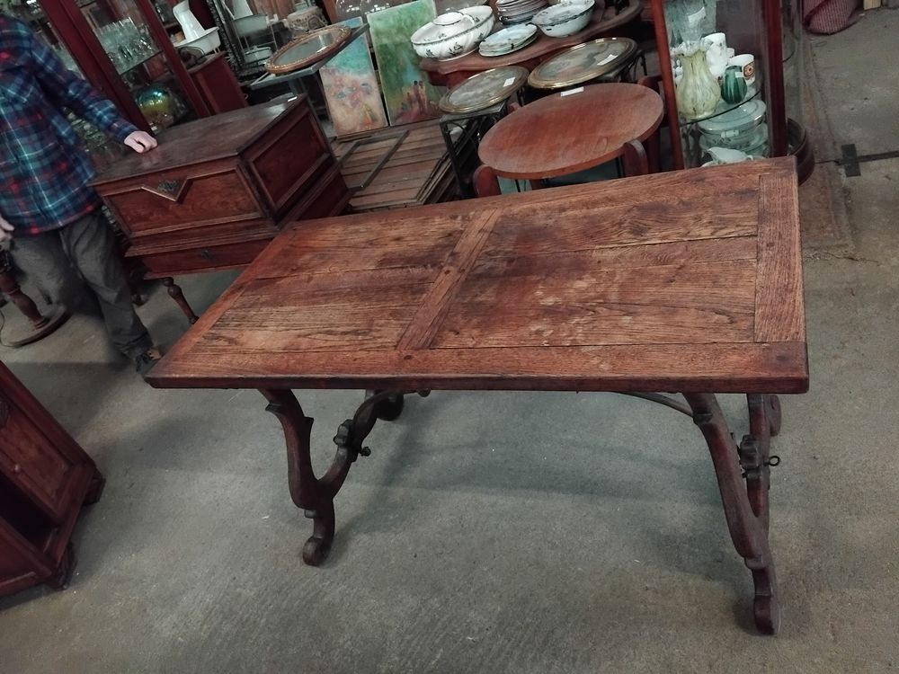Table brutaliste ch&ecirc;ne 19eme espagnole 
Meubles
