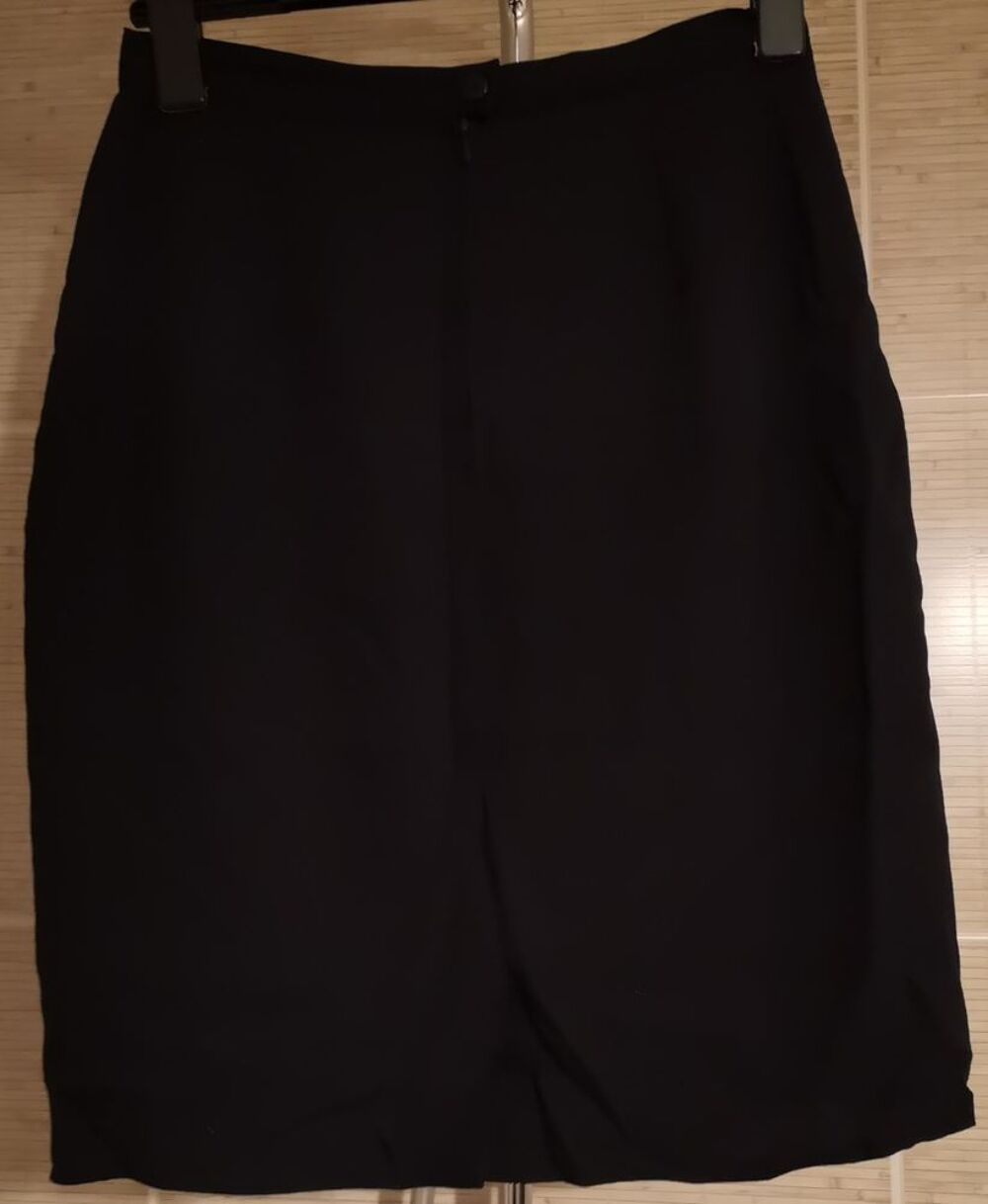 Jupe droite noire courte Taille 40
Vtements