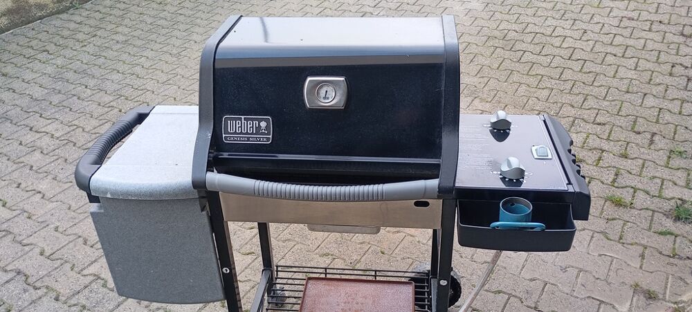 Barbecue &agrave; gaz Weber Genesis Silver noir Electroménager