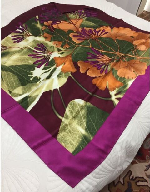83 cm x 86 cm.  Foulard. Polyester. Tr�s bon �tat 9 Gujan-Mestras (33)
