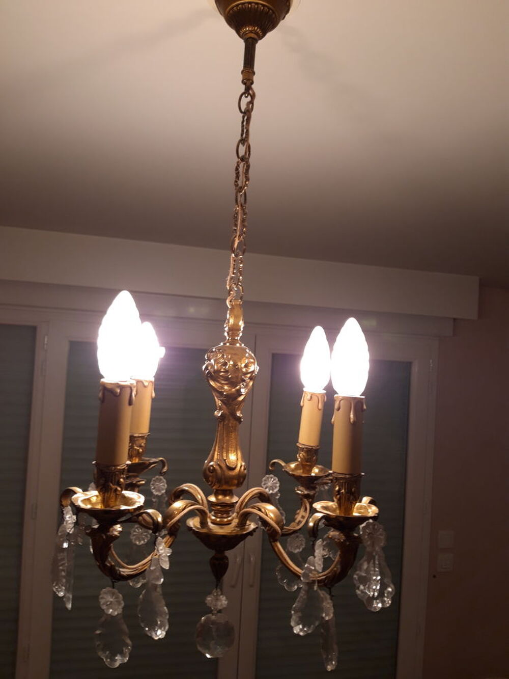 Lustre &agrave; pampilles en bronze dor&eacute;, style Louis XV Décoration