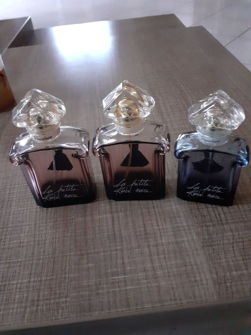 lot de 3 flacons vides de parfum la petite robe noire Décoration