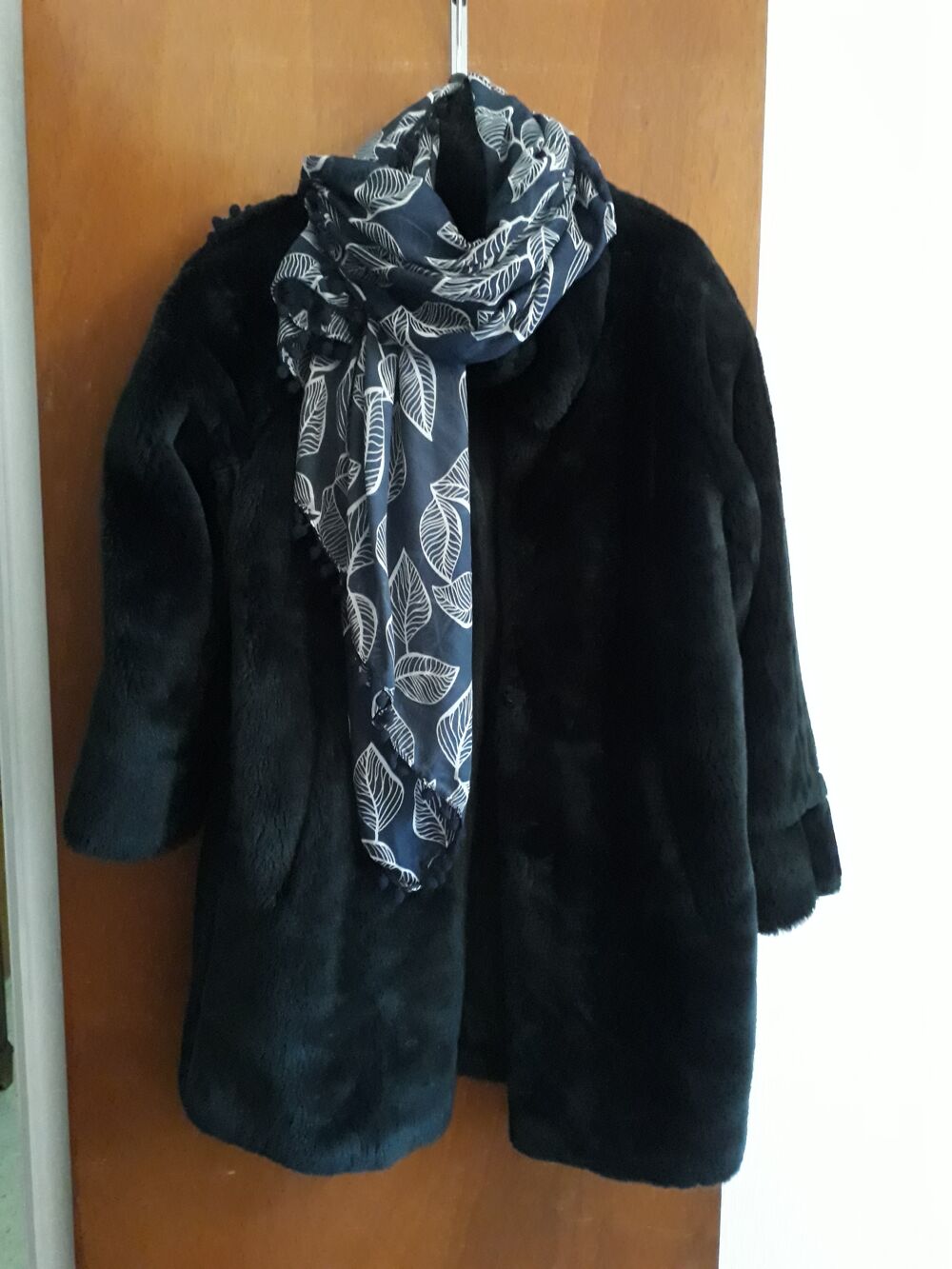 Manteau en fourrure synth&eacute;tique couleur bleu marine. Vêtements