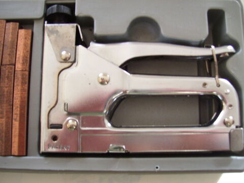 Agrafeuse cloueuse avec agrafes dans sa bo�te 
Agrafes 6-14 7 Estr�es-Saint-Denis (60)