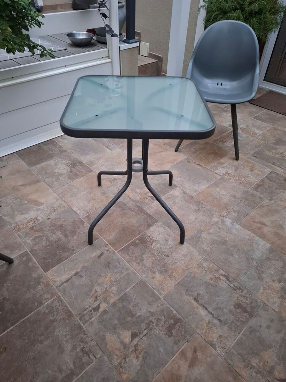 Table 80&times;80 avec 2 chaises TBE Jardin