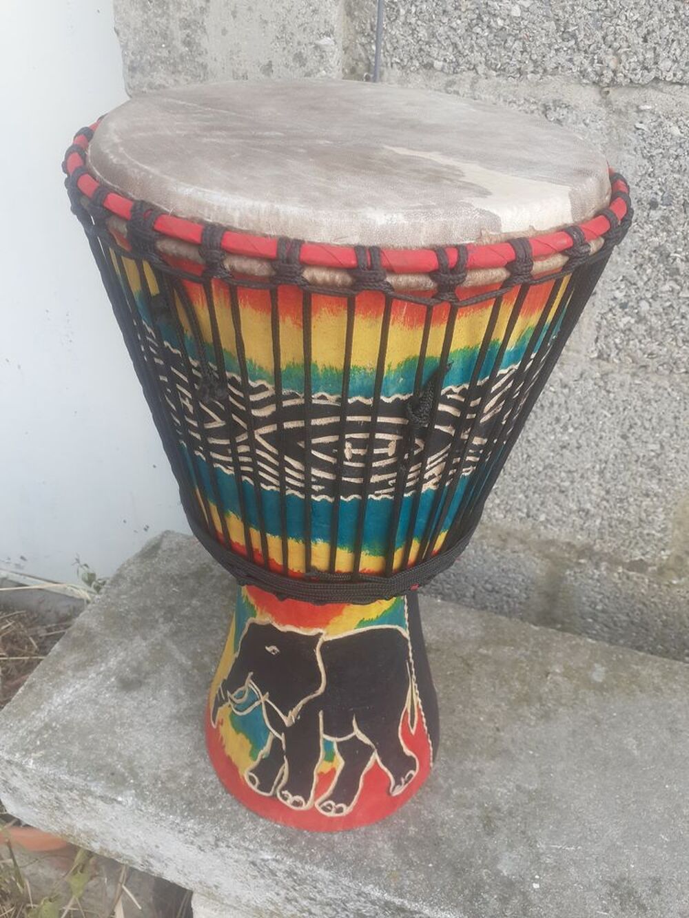 Djemb&eacute; 2 taille diff&eacute;rent et dessins . Instruments de musique